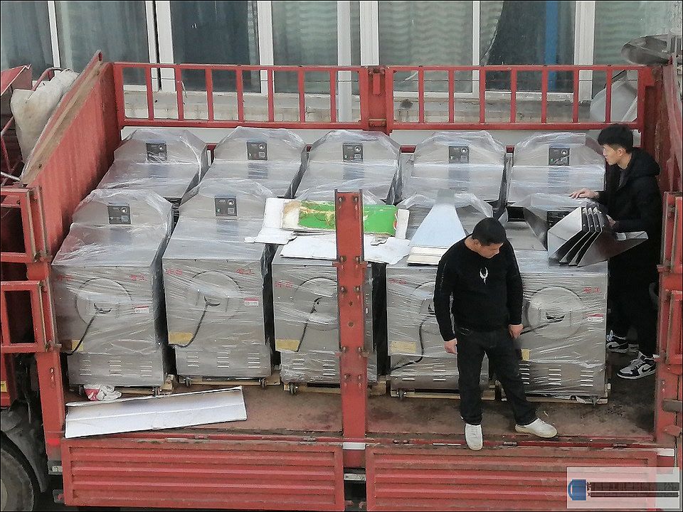湖北客戶訂購多臺電磁炒貨設(shè)備裝車發(fā)貨