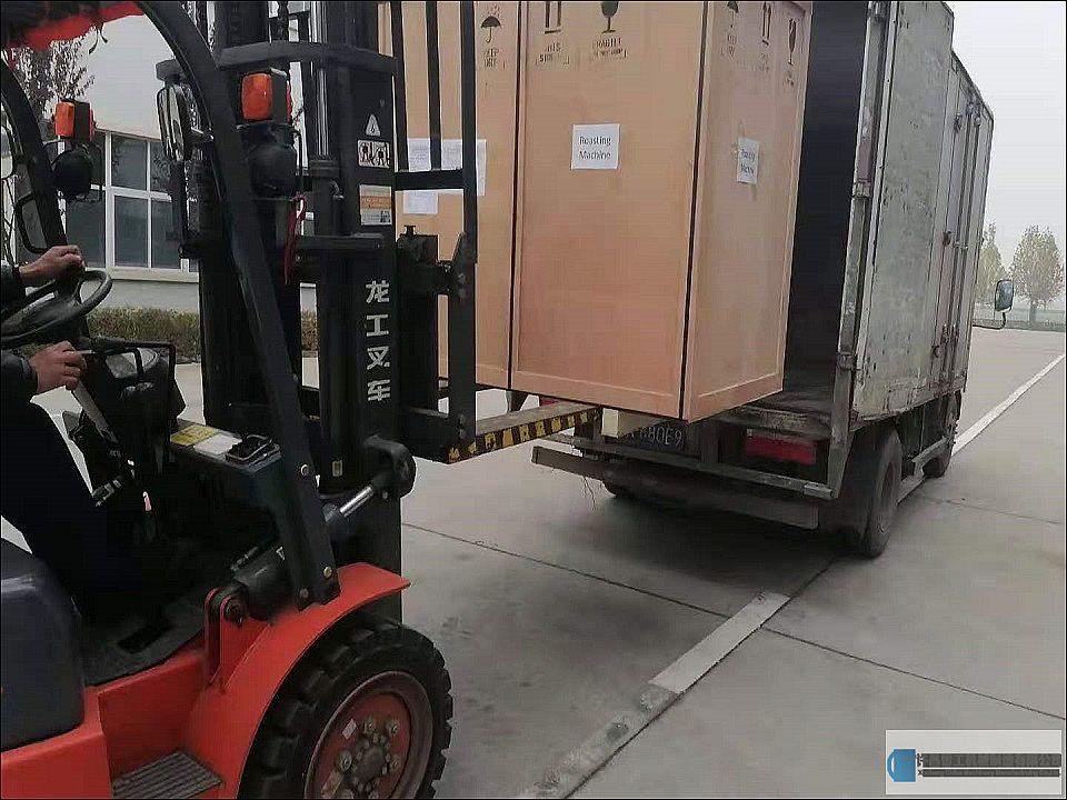 加拿大客戶在我廠訂購的7-10型電磁炒貨機(jī)裝車發(fā)貨