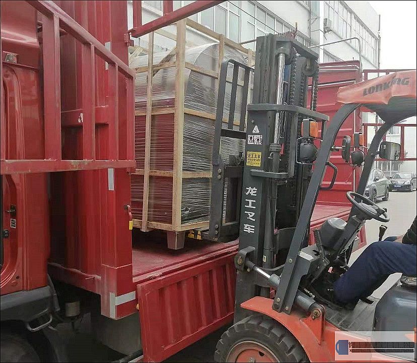 湖南客戶訂購兩臺炒貨設(shè)備裝車發(fā)貨